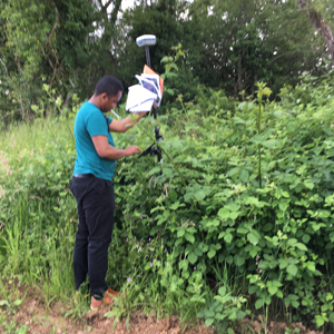 Solofoniaina Andriamihajason dans la végétation tient le GPS