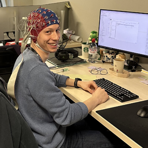 Edouard Dendauw avec un bonnet EEG en 2024 à la MSHE