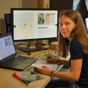 Noémie Maillard devant son ordinateur ouvert sur la storymap