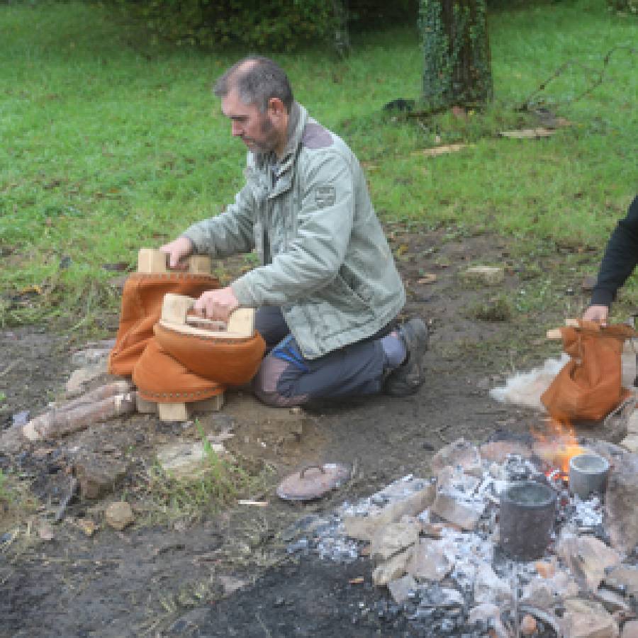 Archéologie expérimentale. Les étudiants expérimentent le travail de la forge